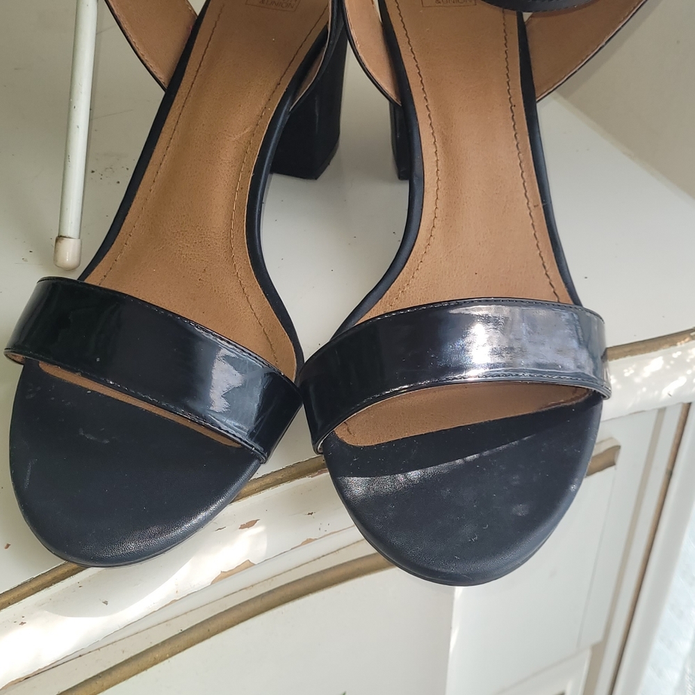 Sandles